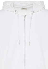 Witte hoodie met rits en trekkoorden, met een zilveren ritssluiting en een zichtbaar merkembleem aan de binnenkant van de kraag.