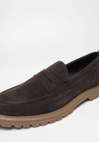 Braune Wildleder Slipper mit einer abgerundeten Zehenpartie, einer gesteppten Paneeldetail und einer langlebigen Gummisohle mit einem strukturierten Profil.