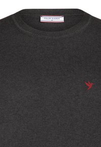 Donkergrijze trui met een ronde halslijn, geribbelde randen en een klein rood vogellogo aan de onderzijde rechts. Gemaakt van zachte, gestructureerde stof.