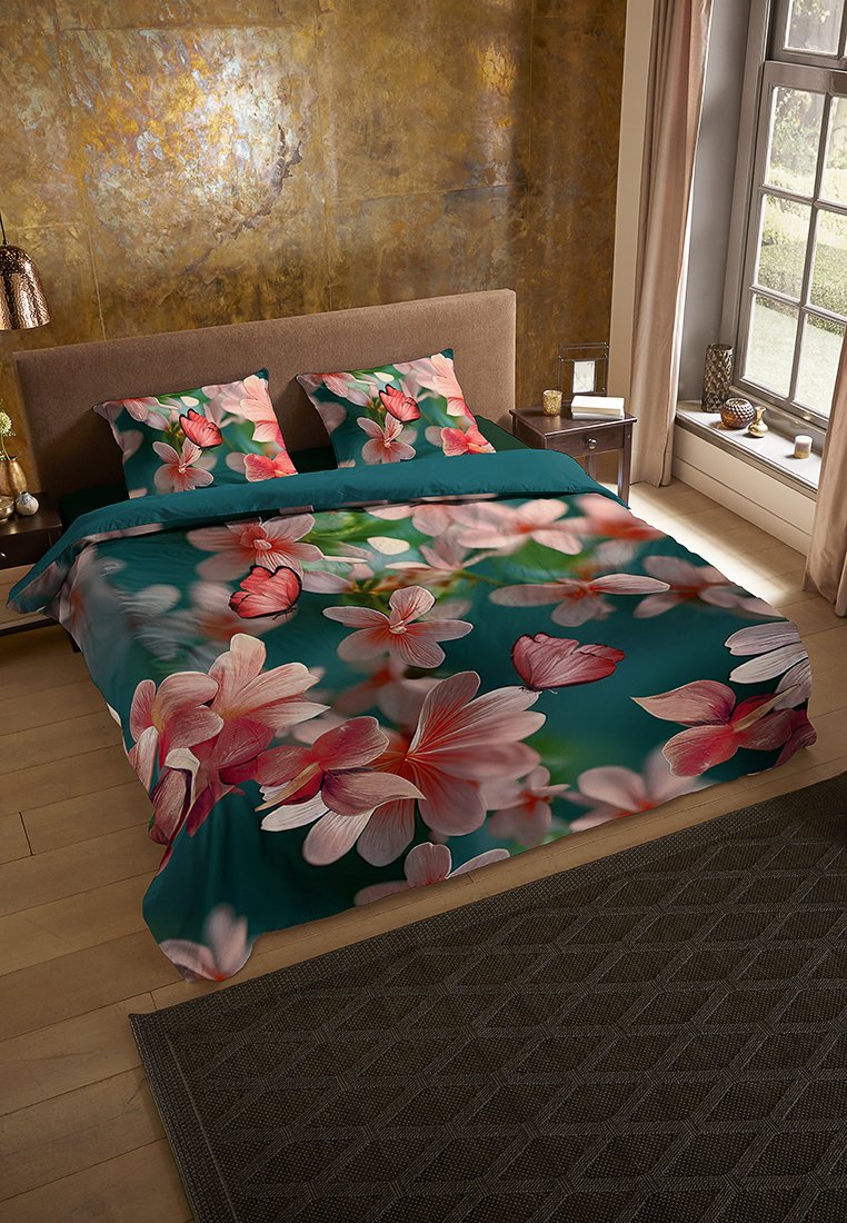 Blumiges Bettwäsche-Set mit einem türkisen Hintergrund und großen rosa und weißen Blumen. Weicher Stoff, enthält zwei passende Dekorkissen.