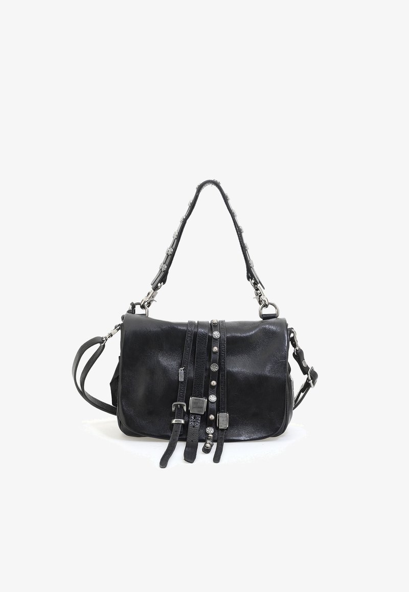Czarna skórzana torebka o prostokątnym kształcie, z ozdobnymi srebrnymi elementami, dekoracyjnymi paskami oraz teksturowaną powierzchnią. Kompaktowy design z paskiem na ramię.