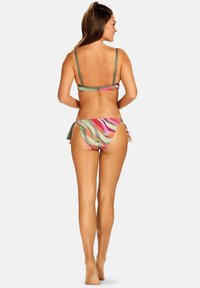 Wielokolorowy bikini, z wzorzystym stanikiem z regulowanymi ramiączkami oraz dopasowanym dołem z rozszerzanymi bokami, wykonane z gładkiego materiału.