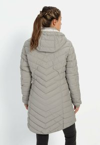 Grijze gewatteerde buitenjas met een chevron-quiltpatroon, een capuchon en lange mouwen. De stof lijkt glad en licht van gewicht.