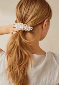 Clip per capelli in perle con design floreale, realizzato con molteplici perle finte rotonde di diverse dimensioni, montato su una base dorata, ideale per fermare i capelli lunghi.