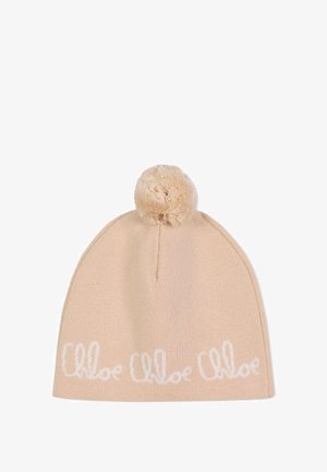 Cappello in maglia beige per l'inverno con un grande pon-pon in cima e il testo bianco "Chloé" che si ripete lungo il bordo inferiore.