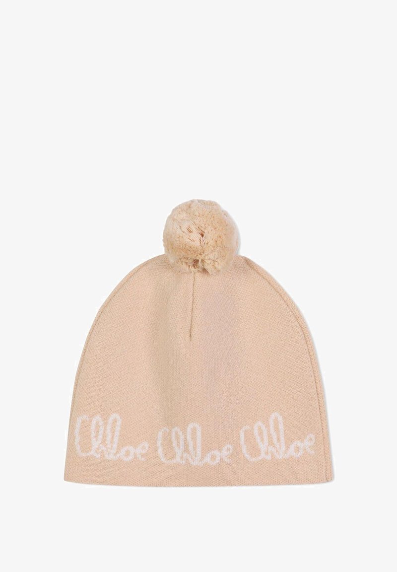Beżowa dzianinowa czapka na zimę z dużym pomponem na górze oraz białym napisem "Chloé" powtarzającym się wzdłuż dolnej krawędzi.
