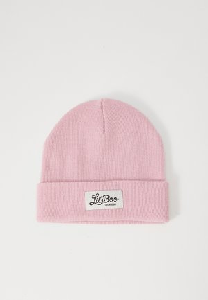 Gorro de malha em rosa claro com a aba dobrada e um rótulo branco com a inscrição "Lil Boo Copenhagen" em fundo branco.