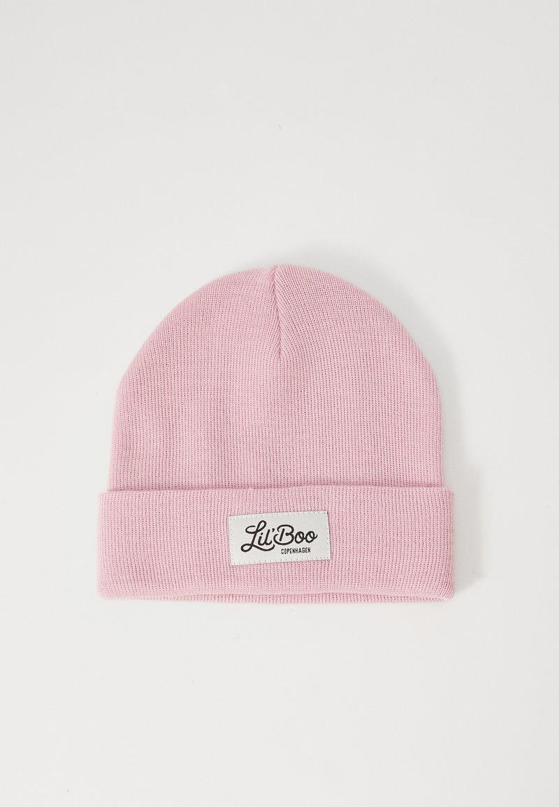 Bonnet en tricot rose clair avec un revers et une étiquette en patch blanche portant la mention "Lil Boo Copenhagen" sur un fond blanc.