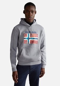 Felpa grigia con tasca frontale, caratterizzata da una grafica colorata della bandiera norvegese. Tessuto morbido, cordino regolabile e polsini a coste.