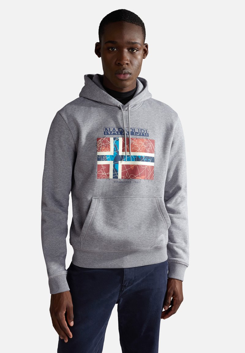 Felpa grigia con tasca frontale, caratterizzata da una grafica colorata della bandiera norvegese. Tessuto morbido, cordino regolabile e polsini a coste.