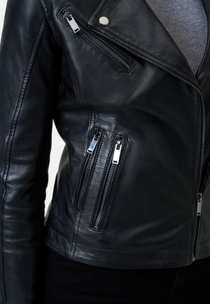 Giacca da moto nera in pelle con zip argentate sul petto e tasche frontali. Presenta un design aderente e una texture liscia.
