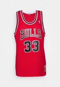 Punainen koripallopaita verkkokankaasta; siinä on musta teksti "BULLS", numero "33" mustana valkoisella reunuksella sekä NBA-logo.