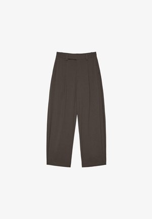 Pantaloni marrone scuro a vita alta con gambe larghe, passanti per cintura, pieghe frontali e chiusura con zip su sfondo bianco.