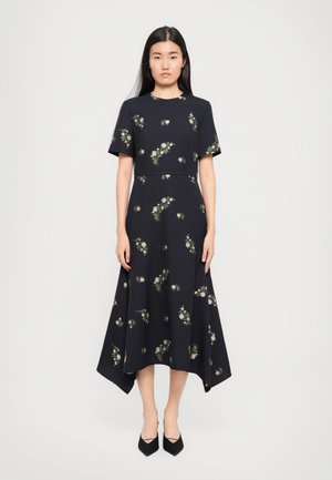 Zwart bloemenjurk met korte mouwen, voorzien van een aansluitende bodice en een asymmetrische, uitlopende zoom. Accentueert met lichtgekleurde bloemen door het hele ontwerp.