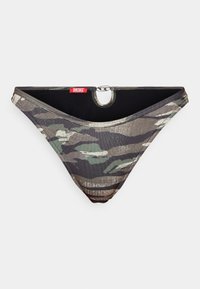Bikini spodní část v maskáčovém designu z ribbed tkaniny, s kovovým akcentem a výřezem vzadu. Barvy zahrnují tmavě zelenou, černou a šedou.