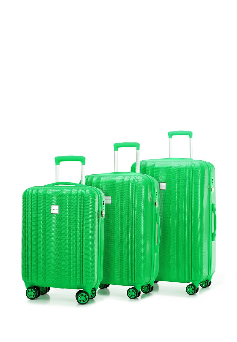 Zielony zestaw twardych walizek w trzech rozmiarach, z teksturowaną powierzchnią, teleskopowymi uchwytami i czterema kółkami umożliwiającymi łatwe manewrowanie.