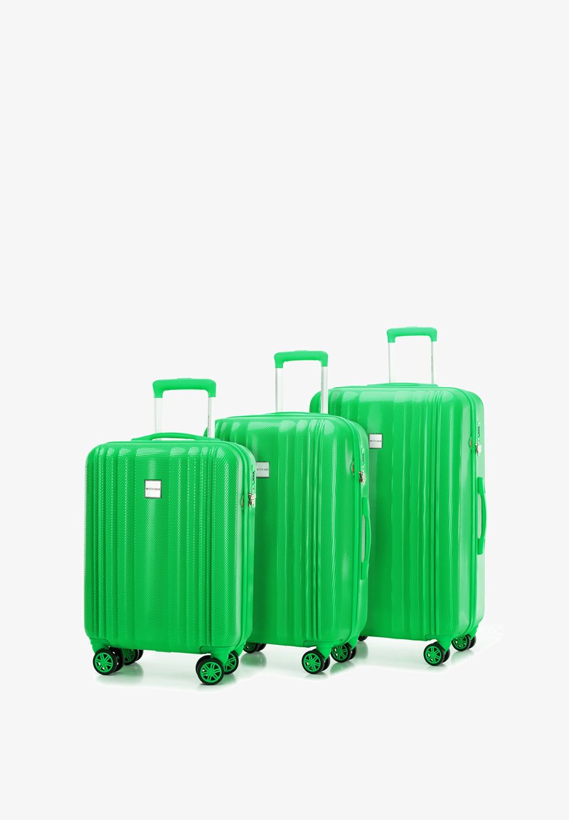 Groene harde bagageset van drie maten, met een getextureerde oppervlakte, uitschuifbare handvatten en vier wielen voor gemakkelijke verplaatsbaarheid.