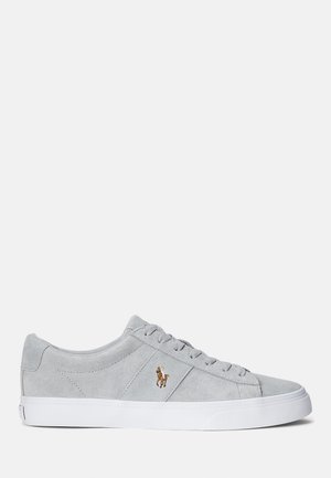 Basket basse en daim gris avec semelle en caoutchouc blanche et logo cheval brodé marron sur le côté, vue de l'extérieur.