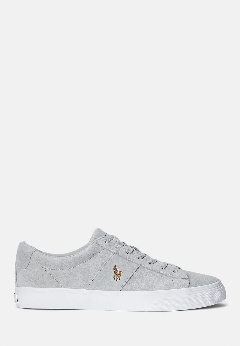 Basket basse en daim gris avec semelle en caoutchouc blanche et logo cheval brodé marron sur le côté, vue de l'extérieur.