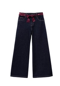 Jeans de mezclilla oscuros de pierna ancha con un cinturón de tela con patrón floral en color marrón. Cuenta con dos bolsillos delanteros y un diseño clásico de cinco bolsillos.