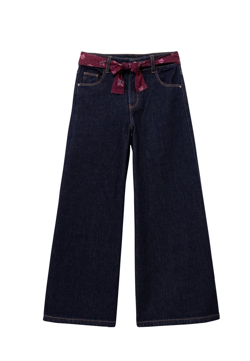 Jeans de mezclilla oscuros de pierna ancha con un cinturón de tela con patrón floral en color marrón. Cuenta con dos bolsillos delanteros y un diseño clásico de cinco bolsillos.