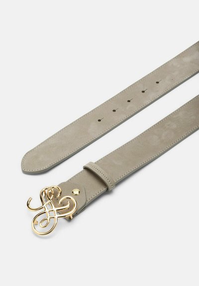 Hellgrauer Wildledergürtel mit mehreren Verstelllöchern und verziertem goldfarbenem Filigranschnallen auf weißem Hintergrund.