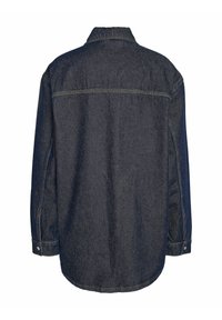 Temno moder denim srajca z ohlapnim krojem, dolgimi rokavi, manšetami na gumbe in koničastim ovratnikom. Ponaša se z V-šivom čez hrbet.