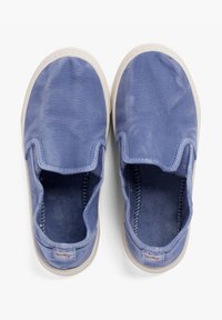 Blauwe canvas instapschoenen met een gestructureerde bovenkant, elastische zijaccenten en een lichte rubberen zool. Het interieur heeft een geweven structuur.
