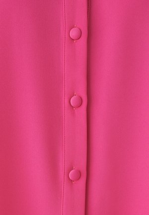 Fuchsiové zapínací oblečení s hladkou texturou, s pěti kulatými ladícími knoflíky a rovnou vertikální légou.