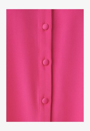Fuchsia knoopblouse met een gladde structuur, voorzien van vijf ronde bijpassende knopen en een rechte verticale sluiting.