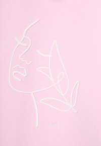 Roze sweatshirt met een witte geborduurde abstracte gezichtontwerp en bladaccenten. Beschikt over een zachte textuur en een minimalistische stijl. Merkwaarde "MIRONS."