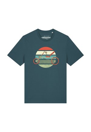 T-shirt à manches courtes bleu sarcelle foncé avec une illustration vintage d’un vélo rouge et bleu sur un fond rond rayé.