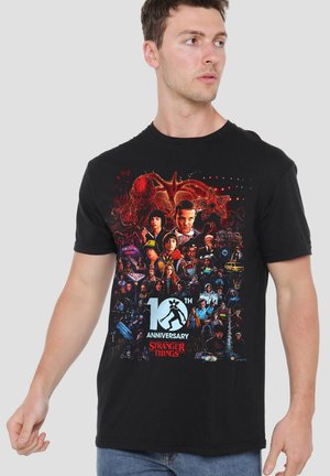 NETFLIX, STRANGER THINGS 10TH ANNIVERSARY POSTER - Print T-shirt - black