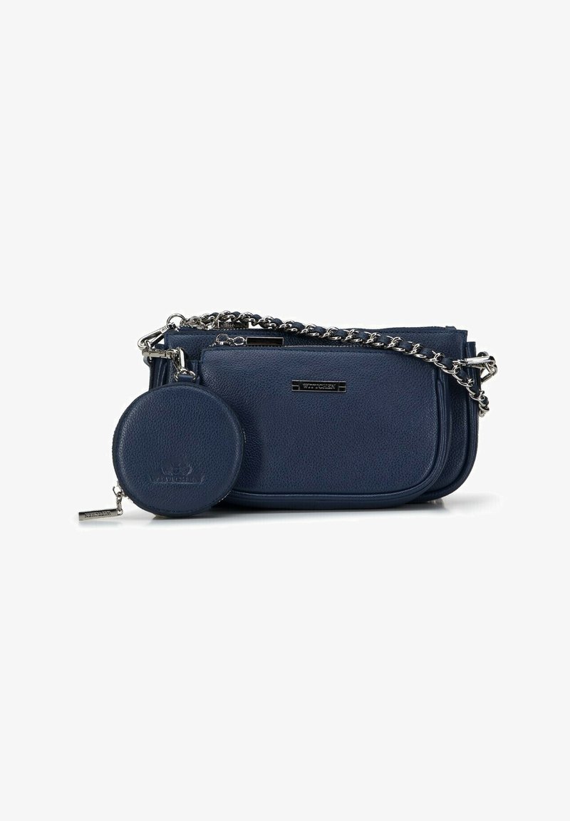Námorně modrá kožená crossbody taška s texturovaným povrchem, vybavená stříbrným řetízkovým popruhem, zipovou kapsou a kulatou kapsičkou na mince připevněnou k tašce.