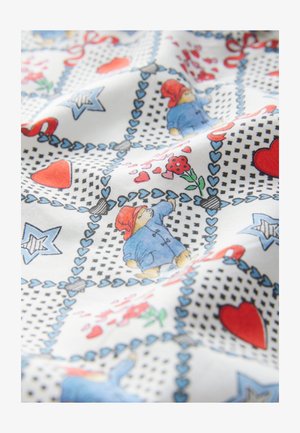 Pamut szövet fehér háttérrel, amely kék ruhás rajzfilmmedvéket, piros kalapokat, szíveket, virágokat és különböző színű geometriai mintákat ábrázol.