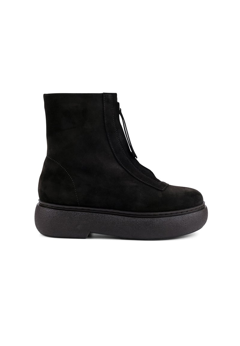 Schwarze Wildleder-Stiefelette mit abgerundetem Zehenbereich, seitlichem Reißverschluss und dickem schwarzen Plateau-Sohle. Glatte Textur mit minimalen Nähdetails.