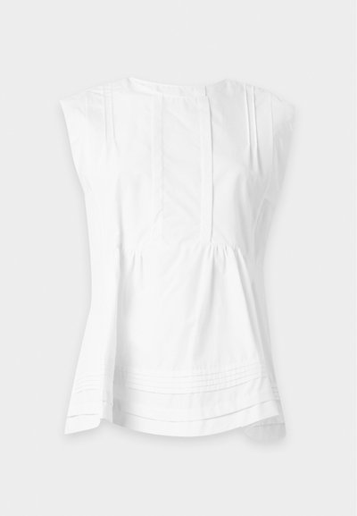 Blouse blanche sans manches avec col rond, plis verticaux sur le devant et détails cousus horizontaux près de l'ourlet.