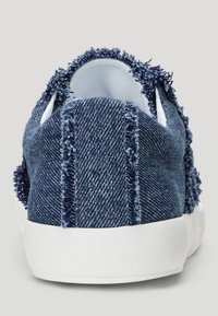 Denimslidotā kedas ar plandžām, tumši zila krāsa, teksturēta virsma, balta zole un zemprofila dizains. Iekļauti sānu izgriezumi.