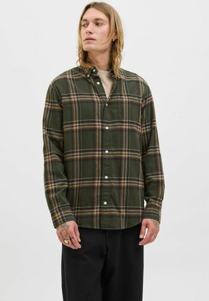 Camisa de franela a cuadros verdes con cuello abotonado, botones blancos y mangas largas. Nota: incluye sutiles rayas marrones y amarillas.