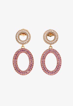 Złote kolczyki z okrągłymi sztyftami wysadzanymi przezroczystymi kamieniami oraz dużymi owalnymi zawieszkami zdobionymi różowymi i fioletowymi kamieniami szlachetnymi.