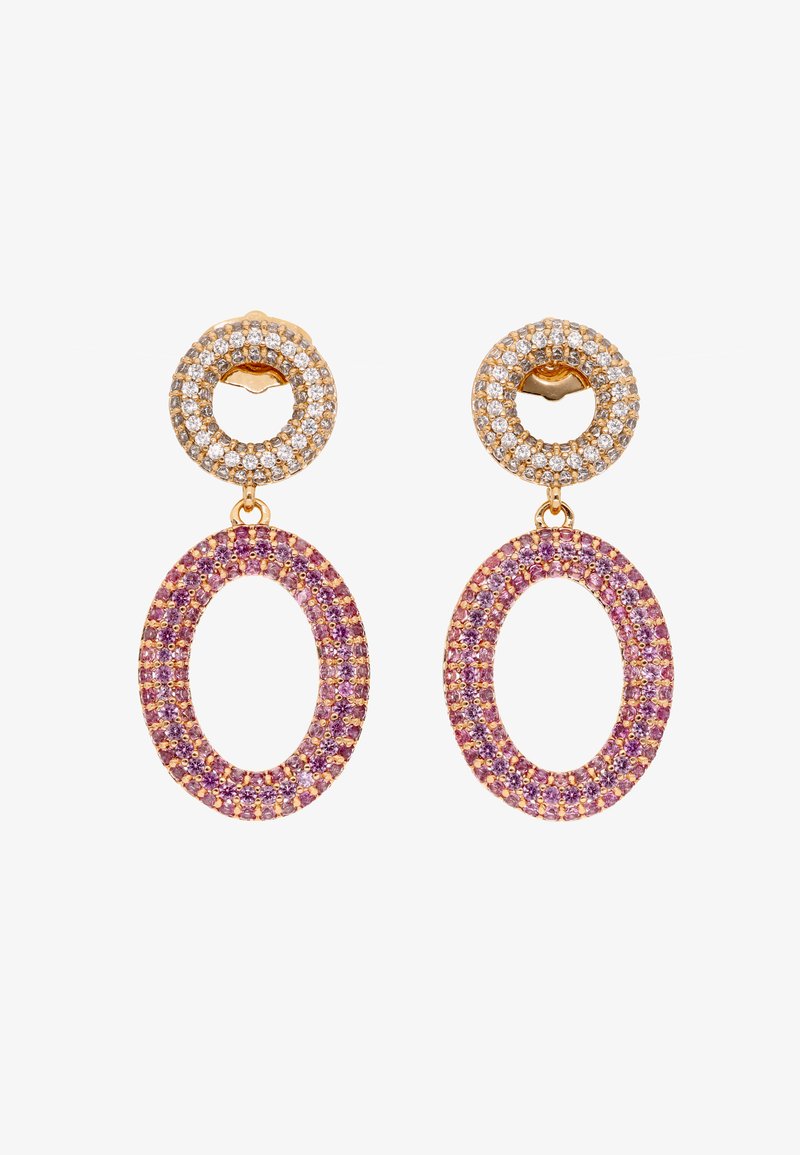 Gouden oorbellen met ronde studs bezet met heldere stenen en grote ovale druppels versierd met roze en paarse edelstenen.