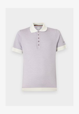 Polo violet clair à manches courtes avec col et poignets blancs, doté d'une patte à cinq boutons et d'un ourlet côtelé.