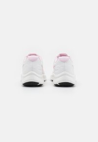 Zapatillas deportivas blancas con detalles en rosa, que presentan una parte superior sintética lisa, un collar acolchado y una suela de goma negra texturizada.