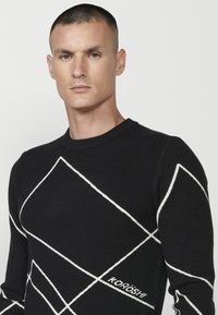 Koroshi Pulover - black