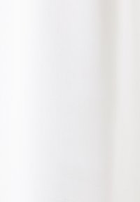 Tissu blanc avec une texture subtilement côtelée en diagonale, éclairé uniformément avec des ombres douces créant un dégradé lisse.