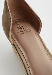 Chaussure plate en daim fauve avec semelle intermédiaire enveloppée de jute, semelle intérieure coussinée étiquetée "Forever Comfort", taille 40, et design fermé à l'arrière.