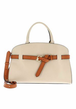 Sac à main en cuir crème avec une sangle réglable marron clair, un détail de ceinture, une poignée arrondie et une boucle dorée sur fond blanc.