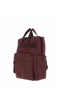 Un sac à dos bordeaux en tissu texturé, avec deux poignées supérieures, une poche zippée à l'avant et des bretelles ajustables. Il présente un design à motifs subtils.
