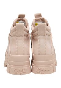 Par rosa tjocka sneakers sedda bakifrån med märkta dragflikar och präglat "Buffalo" på tjocka gummisulor.