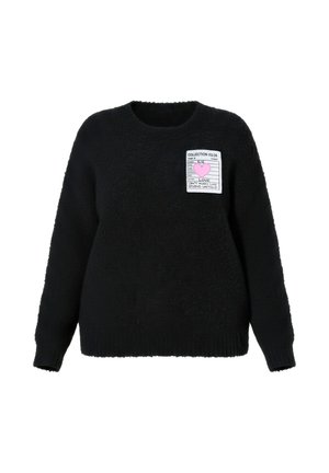 Maglione nero peloso a maniche lunghe con scollo rotondo e toppa sul petto con un cuore rosa e testo bianco sull’etichetta.
